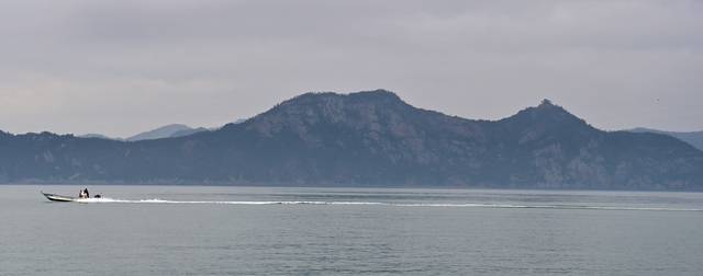 금당도 가는 배가 뜨는 우두항에서 가까운 작은 섬 연홍도의 연홍미술관 마당에서 바라본 금당도. 섬의 바깥이 온통 바위여서 마치 성곽처럼 보인다.