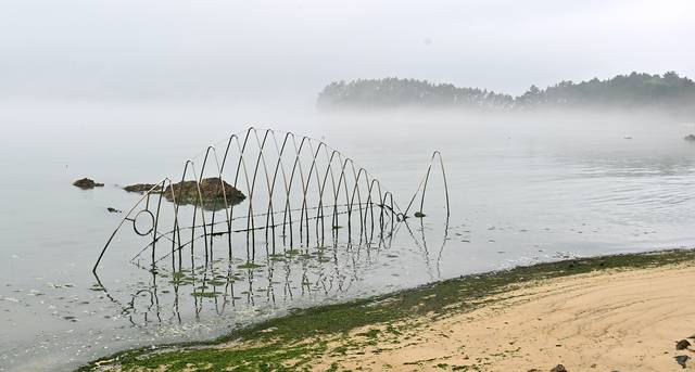 연홍도 연홍미술관 앞바다의 조형물.
