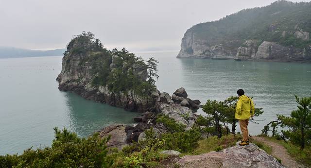 금당도의 명소 중 하나인 가마바위. 오른쪽 뒤로 보이는 게 세포전망대 쪽 해안이다.
