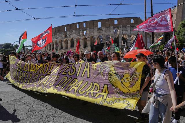 지난달 31일 이탈리아 로마에 위치한 콜로세움 인근에서 이탈리아 시민단체가 임신부와 12개월 미만 유아를 둔 여성 범죄자의 구금을 자동으로 유예해오던 것을 철폐하는 것을 골자로 하는 정부의 새로운 보안법에 반대하는 시위를 벌이고 있다. AP 연합뉴스