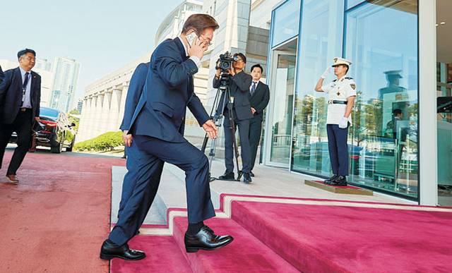 용산 대통령실 출근  : 이재명 대통령이 5일 오전 전화통화를 하면서 서울 용산 대통령실 청사로 들어서고 있다.  연합뉴스