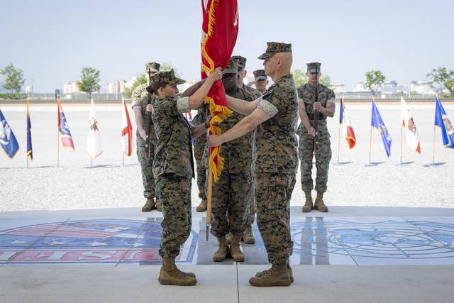 5일 경기도 평택 캠프 험프리스에서 열린 주한 미해병대사령관 이·취임식에서 발레리 잭슨(왼쪽) 소장이 전임자인 윌리엄 수자(오른쪽) 소장으로부터 주한 미해병대 지휘권을 넘겨받고 있다. 주한미군사령부 제공