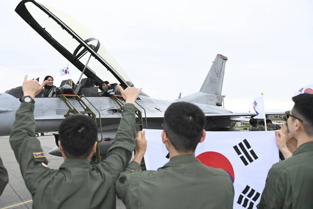 윤해림(전방석) 소령과 김소형(후방석) 대위가 한국시간으로 5일 새벽 2시 공군 충주기지에서 이륙해 약 9시간의 비행을 마치고 미국 현지시간으로 4일 오후6시 알래스카주 아일슨 기지에 무사히 착륙, 미리 도착한 본대의 환영을 받고 있다. 공군 제공