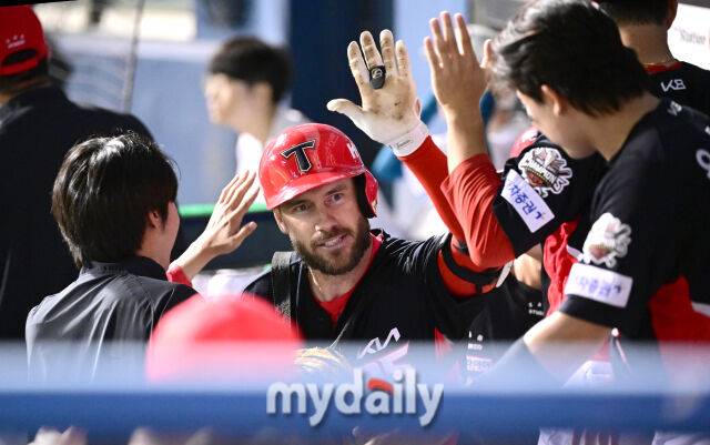 2025년 6월 4일 오후 서울 잠실구장에서 진행된 '2025 신한 SOL뱅크 KBO 리그' KIA 타이거즈와 두산 베어스의 경기. KIA 위즈덤이 6회초 1사 1루서 2점 홈런을 친 뒤 기뻐하고 있다./잠실 = 유진형 기자