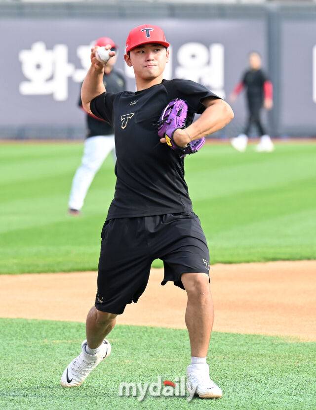 21일 오후 경기도 수원시 조원동 수원kt위즈파크에서 진행된 '2025 프로야구 KBO리그' kt위즈와 KIA타이거즈의 경기. 기아 김도영이 경기전 훈련을 하고 있다./마이데일리