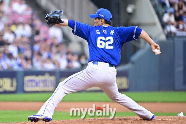 31일 서울 잠실야구장에서 열린 '2025 신한 SOL BANK KBO리그' 삼성 라이온즈와 LG 트윈스 경기. 삼성 김재윤이 6회말 무사 2루에 선발 원태인과 교체되 마운드에 올라 힘차게 투구하고 있다./마이데일리