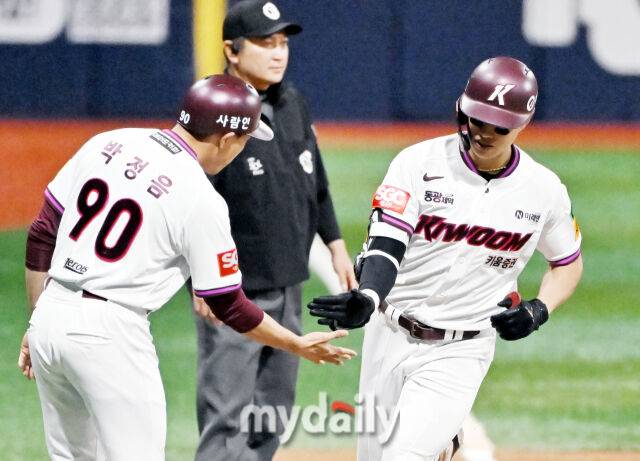 9일 오후 서울 고척동 고척스카이돔에서 진행된 '2025 프로야구 KBO리그' 키움히어로즈와 한화 이글스의 경기. 키움 송성문이 1회말 선두타자로 나서 홈런을 터뜨린 뒤 박정음 3루코치와 환호하고 있다./마이데일리