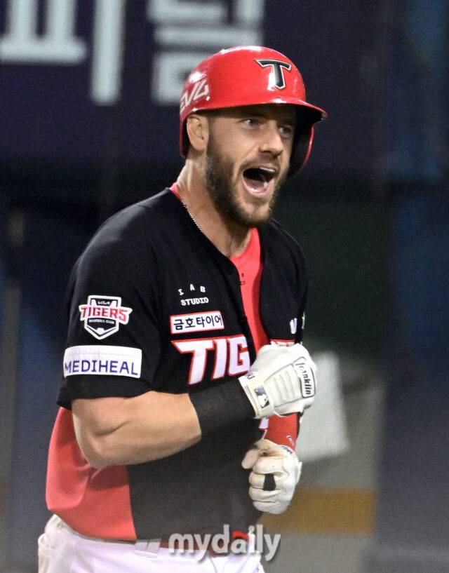 2025년 6월 4일 오후 서울 잠실구장에서 진행된 '2025 신한 SOL뱅크 KBO 리그' KIA 타이거즈와 두산 베어스의 경기. KIA 위즈덤이 6회초 1사 1루서 2점 홈런을 친 뒤 기뻐하고 있다./마이데일리