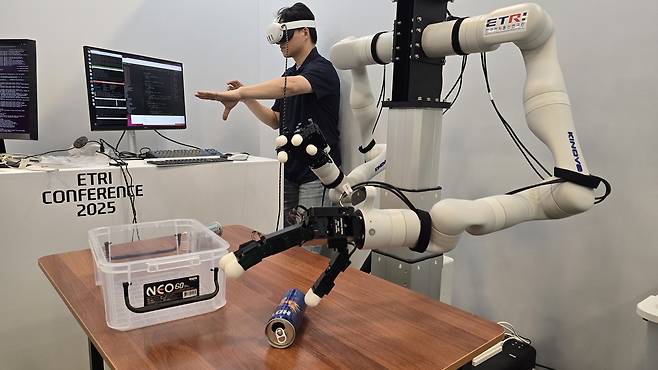 ‘ETRI 컨퍼런스 2025’에서 공개한 전방위 촉각 감지 로봇 핸드.[ETRI 제공]
