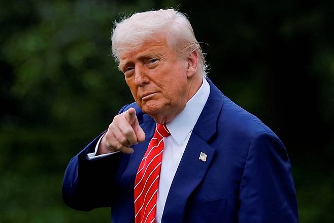 도널드 트럼프 미국 대통령이 지난 30일(현지시간) 워싱턴 D.C. 백악관 사우스 론에서 펜실베이니아로 출발하는 도중 카메라를 향해 제스처를 취하고 있다. [로이터]