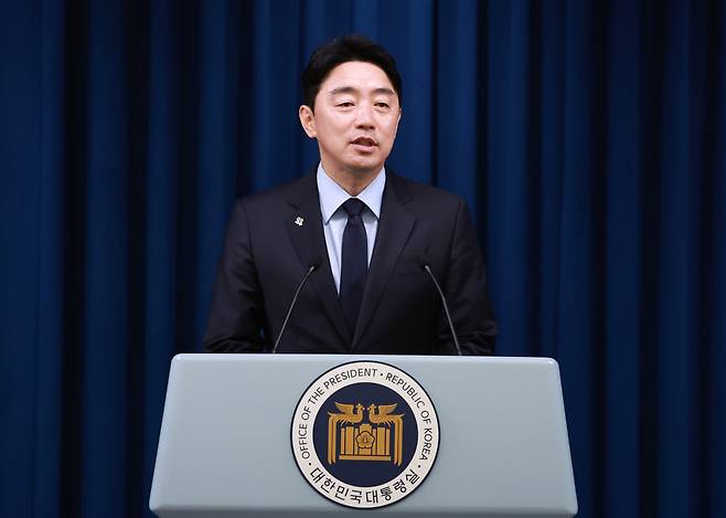 강훈식 대통령비서실장이 5일 서울 용산 대통령실 청사에서 출입기자단 상견례 자리를 갖고 인사말을 하고 있다. [연합]