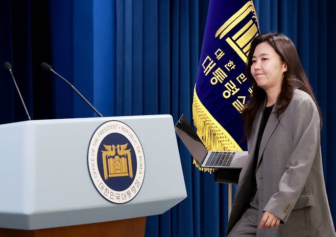 강유정 대통령실 대변인. 사진은 5일 서울 용산 대통령실 청사에서 현안 브리핑을 하기 위해 마이크 앞으로 향하는 모습. [연합]