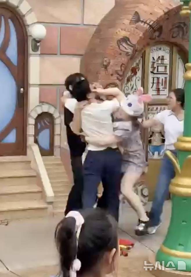 [뉴시스] 중국 상하이 디즈니랜드에서 줄을 서던 관람객들이 난투극을 벌이고 있다. (사진=뉴욕포스트) 2025.06.03.