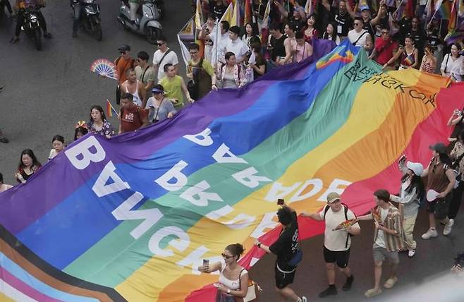 [서울=뉴시스] 태국 방콕에서 성소수자 인권의 달을 맞아 프라이드 퍼레이드가 개최됐다. (사진 = AP 캡처) 2025.06.04. *재판매 및 DB 금지