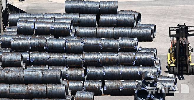 [평택=뉴시스] 김종택 기자 = 도널드 트럼프 미국 대통령은 3일(현지시간) 미국으로 수입되는 외국산 철강과 알루미늄에 대해 부과해온 25%의 관세를 50%로 인상한다는 내용의 포고문에 서명했다. 이번 조치는 한국시간 4일 오후 1시 1분(미국 동부시간 4일 0시 1분)부터 발효됐다. 사진은 4일 경기 평택시 포승읍 평택항 수출 야적장에 철강 제품이 쌓여있는 모습. 2025.06.04. jtk@newsis.com