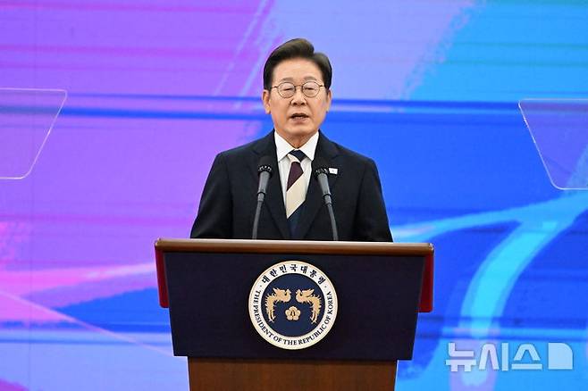 [서울=뉴시스] 국회사진기자단 = 제21대 대한민국 대통령으로 취임한 이재명 대통령이 4일 오전 국회 로텐더홀에서 취임사를 하고 있다.2025.06.04. photo@newsis.com