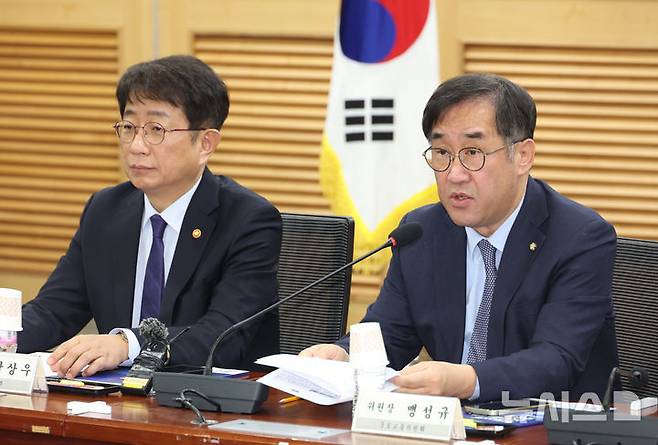 [서울=뉴시스] 맹성규 국회 국토교통위원장(오른쪽)이 지난 2월20일 서울 여의도 국회 의원회관에서 열린 부동산 PF 선진화를 위한 토론회에서 인사말을 하는 모습. 왼쪽은 박상규 현 국토교통부 장관. 2025.06.04. (사진=뉴시스DB) photo@newsis.com