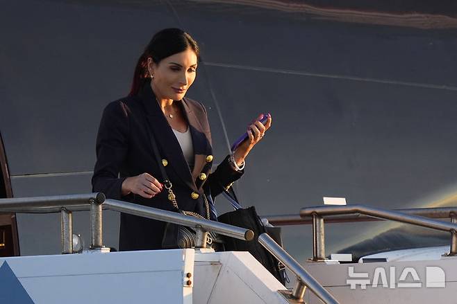 [필라델피아=AP/뉴시스] 미국 극우 선동가로 알려진 로라 루머가 지난해 9월 10일(현지시각) 미 대선 TV 토론이 열리는 펜실베이니아 필라델피아에서 도널드 트럼프 당시 공화당 후보의 전용기에서 내리고 있다. 2025.06.05.