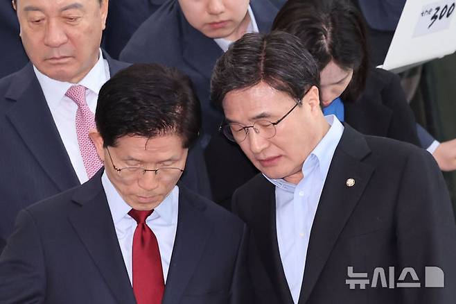 [경주=뉴시스] 권창회 기자 = 김문수 국민의힘 대선 후보가 6일 경북 경주시 HICO 미디어센터에서 김대식 의원과 대화하고 있다. 2025.05.06. kch0523@newsis.com