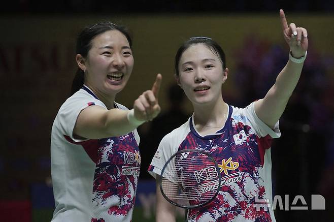 [자카르타=AP/뉴시스] 공희용(왼쪽)과 김혜정이 26일(현지 시간) 인도네시아 자카르타에서 열린 세계배드민턴연맹(BWF) 2025 월드투어 슈퍼500 인도네시아 마스터스 여자 복식 결승에서 탄 펄리-티나 무랄리타란 조(말레이시아)를 꺾은 후 세리머니하고 있다. 김혜정과 공희용은 2-1(21-12 17-21 21-18)로 승리하고 우승을 차지했다. 2025.01.27.