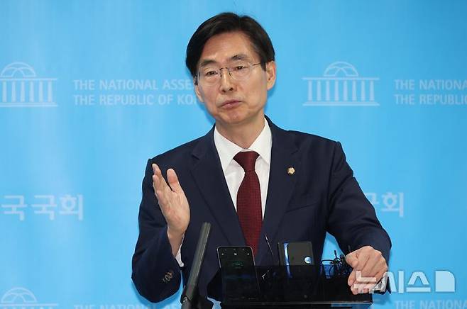 [서울=뉴시스] 조성봉 기자 = 조경태 국민의힘 의원이 10일 오후 서울 여의도 국회 소통관에서 '국민의힘 대선후보 불법교체 즉각 철회 촉구' 기자회견을 마치고 취재진의 질문에 답변하고 있다.  2025.05.10. suncho21@newsis.com