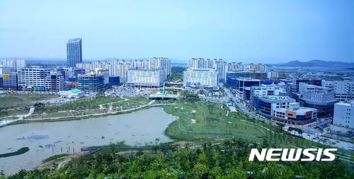 【나주=뉴시스】이창우 기자 = 전남 나주시는 빛가람혁신도시  시행 3사인 한국토지주택공사(LH), 전남개발공사, 광주도시공사를 상대로 부과한 개발부담금 부과 행정심판에서 승소해 '732억원'을 징수했다고 31일 밝혔다. 사진은 빛가람혁신도시 전경. 2017.07.31 (사진=나주시 제공) lcw@newsis.com