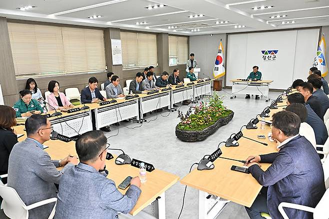 5일 정선군청 소회의실에서 간부공무원들이 참석한 새 정부의 국정운영 방향을 공유하고, 정선 차원의 대응방안을 이창우 부군수가 주재한 가운데 진행되고 있다.(사진=정선군 제공) *재판매 및 DB 금지
