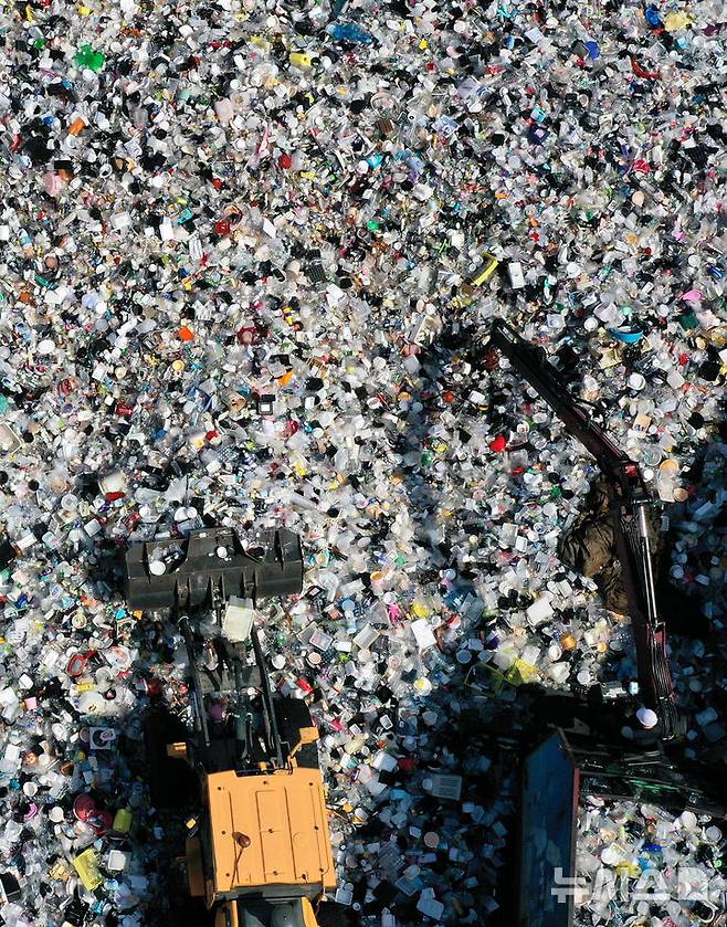 [수원=뉴시스] 김종택 기자 = 세계 환경의 날인 5일 경기 수원시 영통구 수원시자원순환센터에 각 가정에서 쏟아져 나온 플라스틱 폐기물이 가득 쌓여 있다. 2025.06.05. jtk@newsis.com