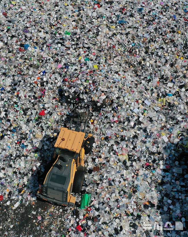 [수원=뉴시스] 김종택 기자 = 세계 환경의 날인 5일 경기 수원시 영통구 수원시자원순환센터에 각 가정에서 쏟아져 나온 플라스틱 폐기물이 가득 쌓여 있다. 2025.06.05. jtk@newsis.com