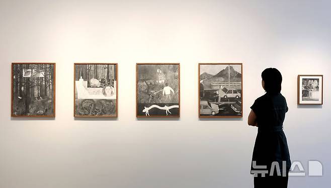 [서울=뉴시스] 박진희 기자 = 국제갤러리는 그룹전 'Next Painting: As We Are' 기자간담회를 5일 서울 종로구 국제갤러리에서 갖고 작가 고등어의 작품을 선보이고 있다. 이번 전시는 디지털 네이티브 작가 6인(고등어, 김세은, 유신애, 이은새, 전병구, 정이지)이 속도감과 몰입감을 요구하는 동시대의 이미지를 민감하게 포착하여 가장 오래된 매체인 회화의 물질성과 역사성에 대해 각기 다른 관점으로 해석한 작품을 선보인다. 2025.06.05. pak7130@newsis.com