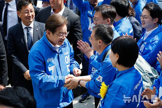 [서울=뉴시스] 권창회 기자 = 이재명 더불어민주당 대선 후보가 19일 서울 용산구 용산역 광장에서 열린 집중유세에서 김상욱 의원과 악수하고 있다. (공동취재) 2025.05.19. photo@newsis.com