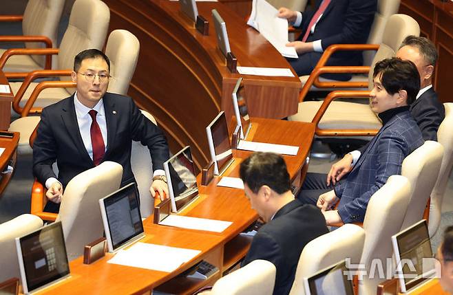 [서울=뉴시스] 고승민 기자 = 국민의힘 김상욱 의원이 14일 서울 여의도 국회에서 열린 제422회 국회(임시회) 제6차 본회의에 참석하고 있다. 2025.02.14. kkssmm99@newsis.com