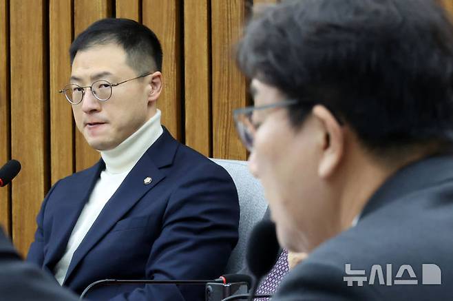 [서울=뉴시스] 조성우 기자 = 김상욱 국민의힘 의원이 17일 오전 서울 여의도 국회에서 열린 원내대책회의에서 권성동 원내대표 발언을 듣고 있다. 2025.01.17. xconfind@newsis.com