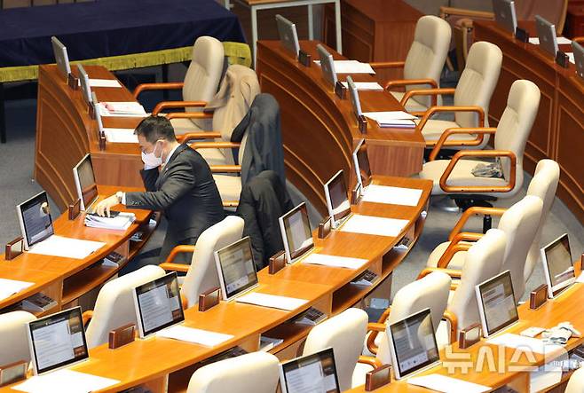 [서울=뉴시스] 고승민 기자 = 김상욱 국민의힘 의원이 8일 서울 여의도 국회에서 열린 제420회 국회(임시회) 제4차 본회의에서 의원석에 홀로 앉아 있다. 2025.01.08. kkssmm99@newsis.com