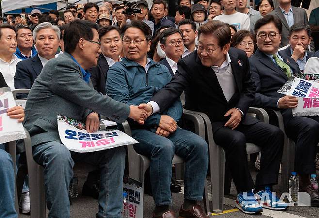 [광주=뉴시스] 이영주 기자 = 이재명 더불어민주당 대통령후보가 5·18민주화운동 45주기를 하루 앞둔 17일 오후 광주 동구 금남로에서 열린 5·18 전야제에 참석해 박지원 전 국정원장과 인사하고 있다. 2025.05.17. leeyj2578@newsis.com