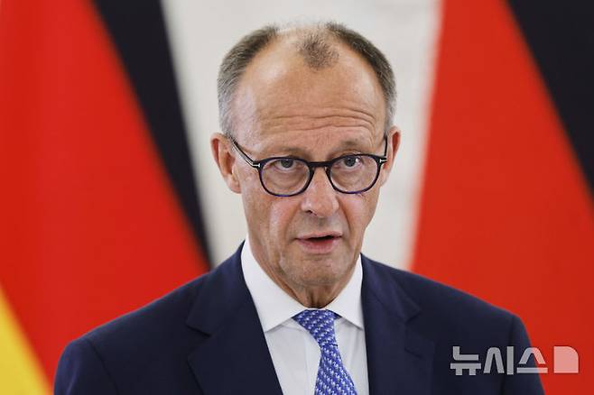 [빌뉴스=AP/뉴시스] 프리드리히 메르츠 독일 총리가 5일(현지 시간) 미국을 찾아 도널드 트럼프 대통령과 첫 정상회담을 한다. 사진은 메르츠 총리가 지난달 22일 리투아니아 빌뉴스 대통령궁에서 기타나스 나우세다 리투아니아 대통령과 회담한 뒤 기자회견을 하는 모습. 2025.,05.23.