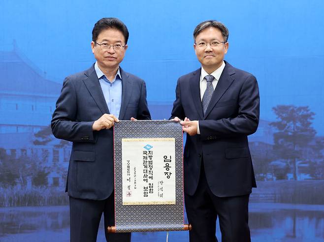 [안동=뉴시스] 이철우 경북지사가 7일 신임 강석희(오른쪽) 국제관계대사에게 임용장을 주고 있다. (사진=경북도 제공) 2024.10.07 *재판매 및 DB 금지