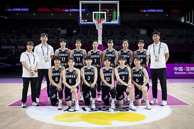 [서울=뉴시스] 2025 국제농구연맹(FIBA) 19세 이하(U-19) 여자농구 월드컵에 나서는 대표팀. (사진 = 대한민국농구협회 제공) *재판매 및 DB 금지