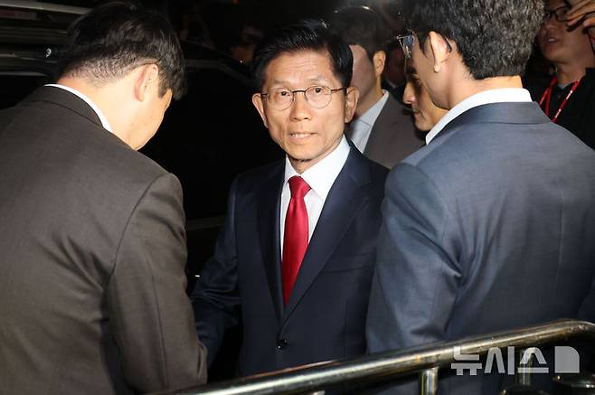 [서울=뉴시스] 고승민 기자 = 김문수 국민의힘 대선 후보가 4일 서울 여의도 당사에서 대선 승복 기자회견을 마친 뒤 이동하고 있다. (공동취재) 2025.06.04. photo@newsis.com