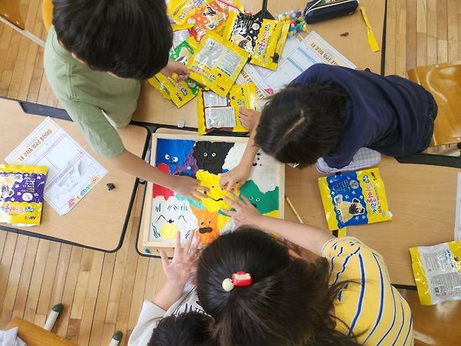 [대전=뉴시스] 대전시교육청 '학교로 찾아가는 거점형 늘봄센터 문화예술 프로그램' 참가 학생들. 본 기사와 직접 관련 없음. (사진=대전시교육청 제공) *재판매 및 DB 금지