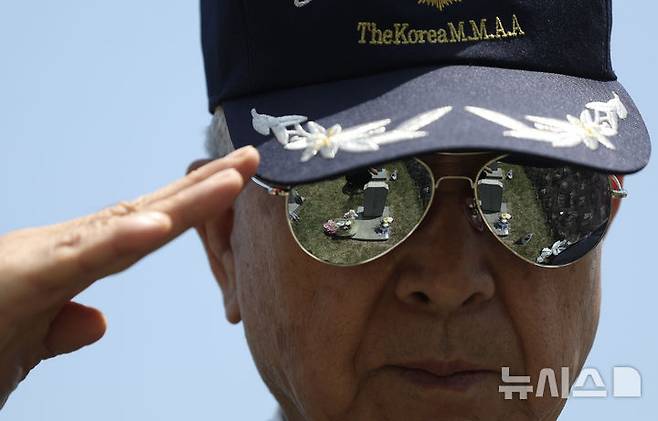 [서울=뉴시스] 김명년 기자 = 현충일을 하루 앞둔 5일 서울 동작구 국립서울현충원에서 퇴역 군인이 전우의 묘역에 경례하고 있다. 2025.06.05. kmn@newsis.com