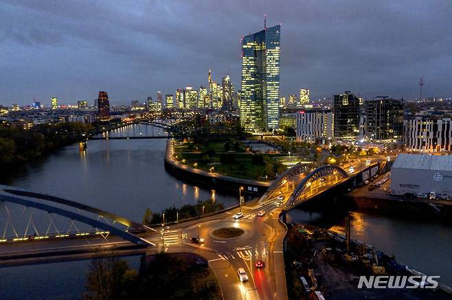 [프랑크푸르트(독일)=AP/뉴시스]2023년 11월14일 독일 프랑크푸르트의 유럽중앙은행 전경. 인플레이션 하락과 도널드 트럼프 미 대통령의 무역전쟁이 이미 완만한 경제성장세를 둔화시킬 것이라는 우려로 유럽중앙은행(ECB)이 5일 정책회의에서 금리를 인하할 길이 열렸다. 금리 인하는 소비자와 기업의 차입 비용을 낮추고 경제 활동을 촉진할 수 있다. 2025.06.05.