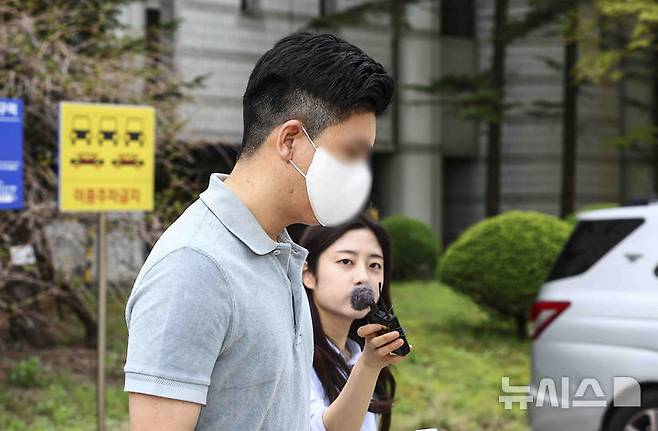 [서울=뉴시스] 김근수 기자 = 마약 투약 혐의를 받는 이철규 국민의힘 의원 아들 이 모씨가 지난 4월 23일 서울 서초구 서울중앙지방법원에서 구속 전 피의자심문(영장실질심사)을 마치고 청사 밖으로 나서고 있다. 2025.04.23. ks@newsis.com