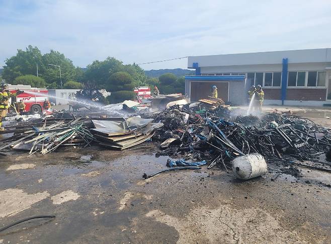 출동한 소방관들이 건축 폐자재 화재를 진화하고 있다. 경북소방본부 제공