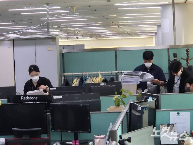 광주경찰이 5일 설계 공모 당선작 선정 과정에서 특혜 의혹이 일고 있는 광주시 관련부서를 압수수색하고 있다. 조시영 기자