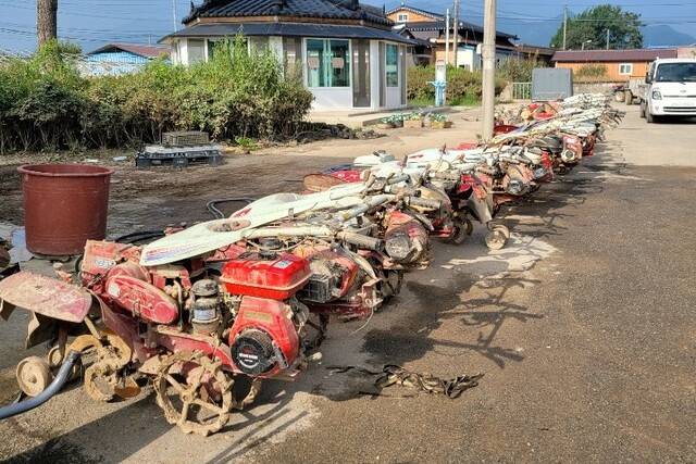 농기계가 침수되면 시동을 걸기 전 먼저 점검부터 해야 한다. 사진은 수해로 침수된 농기계. 농촌진흥청