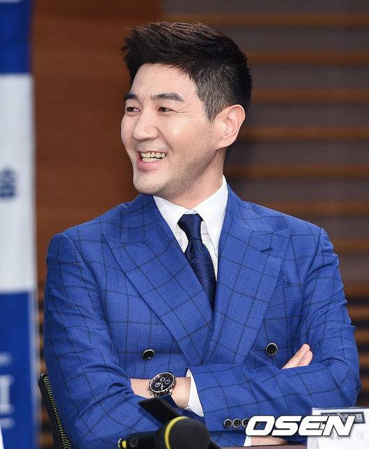 [OSEN=박준형 기자] 5일 오후 서울 상암 MBC 골든마우스홀에서 MBC 월화 미니시리즈 '웰컴2 라이프' 제작발표회가 진행됐다.‘웰컴2라이프’는 자신의 이득만 쫓던 악질 변호사가 사고로 평행 세계에 빨려 들어가 강직한 검사로 개과천선해 펼치는 로맨틱 코미디 수사물. 오늘 첫방송.배우 한상진이 미소 짓고 있다. / soul1014@osen.co.kr