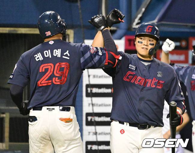 [OSEN=잠실, 김성락 기자] 17일 오후 서울 잠실야구장에서 ‘2024 신한 SOL Bank KBO리그’ 두산 베어스와 롯데 자이언츠의 경기가 열렸다.이날 두산은 최준호를, 롯데는 윌커슨을 선발투수로 내세웠다.6회초 1사 롯데 레이예스가 선취 솔로 홈런을 날린 뒤 더그아웃에서 한동희와 하이파이브를 하고 있다. 2024.05.17 / ksl0919@osen.co.kr