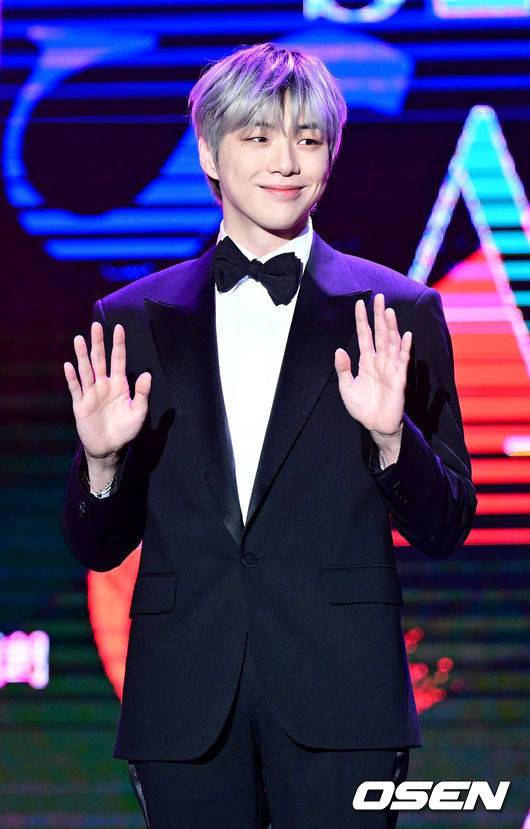 [OSEN=최규한 기자] 28일 오후 서울 동대문 DDP에서 ‘2024&nbsp;SEOULCON&nbsp;APAN&nbsp;STAR&nbsp;AWARDS’ 시상식이 열렸다.올해 10주년을 맞이한 이번 시상식은 지상파,&nbsp;OTT&nbsp;등 전 채널을 아우른다.가수 강다니엘이 포토타임을 하고 있다. 2024.12.28 / dreamer@osen.co.kr