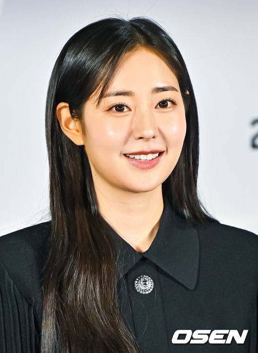 [OSEN=박준형 기자]  26일 오후 서울 용산아이파크몰 내 CGV 용산에서 티빙 오리지널 드라마 '피라미드 게임'(극본 최수이/연출 박소연/크리에이터 이재규)' 제작발표회가 진행됐다.김지연(우주소녀 보나)과 장다아, 류다인가 출연하는 '피라미드 게임'은 한 달에 한 번 비밀투표로 왕따를 뽑는 백연여고 2학년 5반에서 학생들이 가해자와 피해자, 방관자로 나뉘어 점차 폭력에 빠져드는 잔혹한 서바이벌 서열 전쟁이다.배우 신슬기가 미소 짓고 있다.   2024.02.26  / soul1014@osen.co.kr